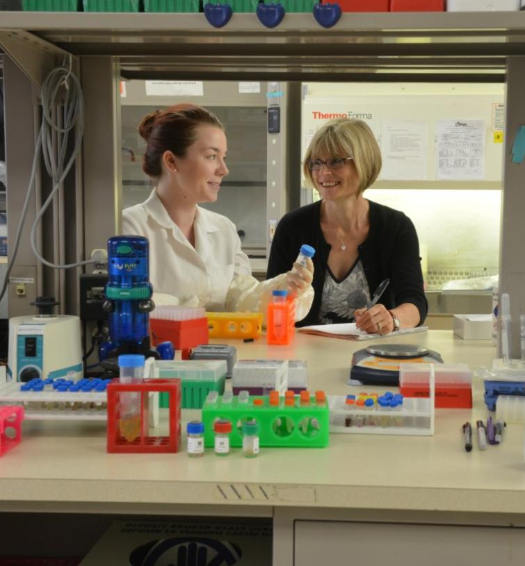 women working in a lab